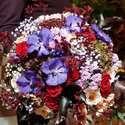 Buchetul de mireasă simbolizează dragostea dintre mire și mireasă.